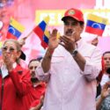 Maduro dice que el poder de Venezuela se sustenta en el pueblo y en sus fusiles