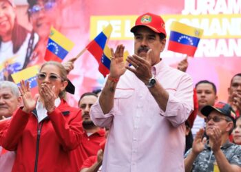 Maduro dice que el poder de Venezuela se sustenta en el pueblo y en sus fusiles