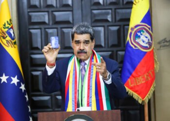 Maduro dice que seguirá el comercio de crudo y tacha de "guerrerista" declaración de Trump