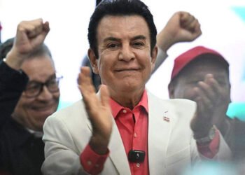 Nasralla continúa liderando un lento conteo de votos en Honduras con nuevas interrupciones
