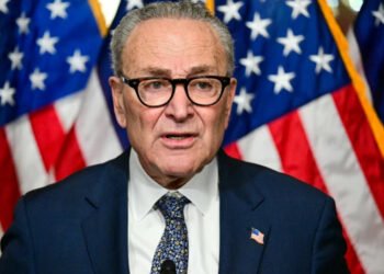 Senador Schumer amenazó con limitar poderes de guerra de Trump si sigue presionando a Venezuela