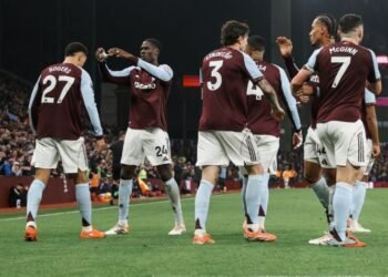 Rogers sostiene la candidatura del Villa con un triunfo sobre Manchester United