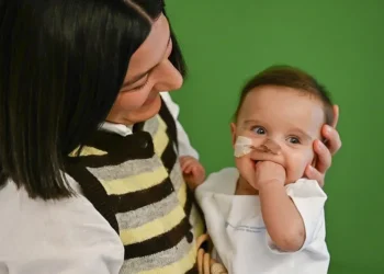 Mariami, la primera bebé trasplantada parcialmente de corazón en Europa, recibe el alta