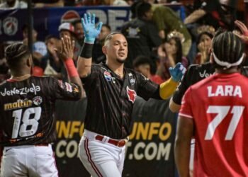 Cardenales apaleó a Leones y dividió honores en Barquisimeto