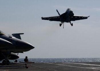 Flightradar24: Cazas F-18 de EEUU se internan durante 40 minutos en espacio aéreo venezolano