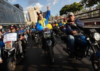 Disfrazados de piratas y con imágenes de Trump, chavistas rechazan incautación de buques (+Fotos)