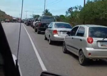 Se registraron largas colas de vehículos en estaciones de servicio de la zona norte