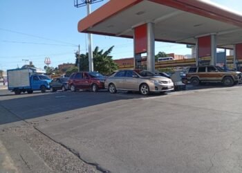 Estaciones de servicio de Puerto La Cruz amanecieron sin colas de vehículos este lunes (+Fotos)