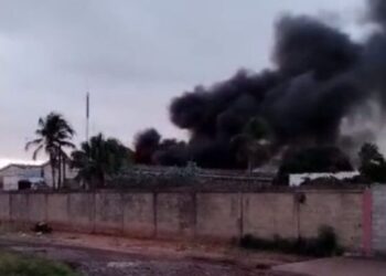 Bomberos sofocan incendio en una fábrica de embutidos en el oeste de Venezuela