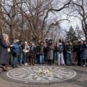 "John vive": cientos de fans recuerdan a Lennon 45 años después de su muerte en Nueva York