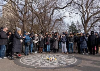"John vive": cientos de fans recuerdan a Lennon 45 años después de su muerte en Nueva York