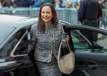 María Corina Machado se fracturó una vértebra en su viaje a Oslo, según un medio noruego