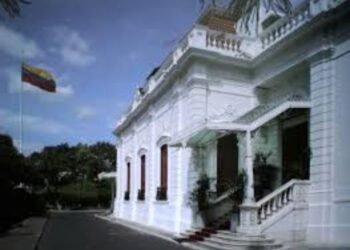 Gobierno de Venezuela dice recibir de Irán ofrecimiento de apoyo para "enfrentar la piratería" de EEUU