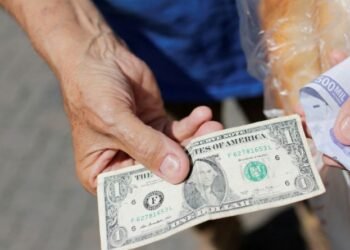 El salario mínimo en Venezuela llega a medio dólar por mes