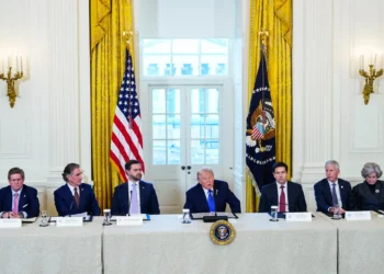 Trump insiste que petroleras invertirán 100.000 millones de dólares en Venezuela