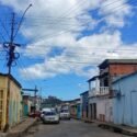 Voz Comunitaria | Vecinos de la calle Ecuador de Carúpano se quejan de la oscuridad ante alumbrado deficiente
