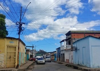 Voz Comunitaria | Vecinos de la calle Ecuador de Carúpano se quejan de la oscuridad ante alumbrado deficiente