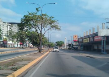 En Puerto La Cruz las calles están vacías y los supermercados a reventar