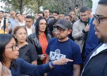Universitarios confrontaron a Delcy Rodríguez en la UCV para exigir la liberación de presos políticos