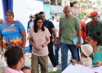 Delcy Rodríguez considera "vergonzoso" que un venezolano agradezca el ataque de EE.UU.