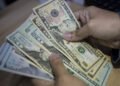 Brecha entre el dólar oficial y el paralelo en Venezuela se reduce en medio de expectativa