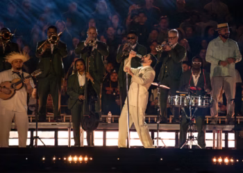 Bad Bunny presenta un adelanto de su espectáculo del entretiempo en la Super Bowl