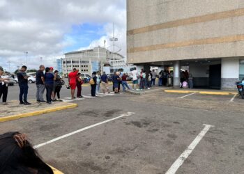 Largas colas para comprar alimentos se registraron en El Tigre