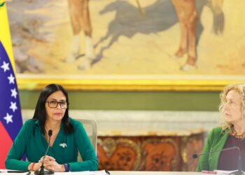 Delcy Rodríguez propone convocar "verdadero diálogo político" que incluya a la oposición