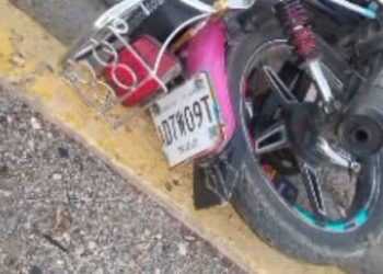Dos personas perdieron la vida al impactar una moto contra un poste en la avenida Rotaria de Cumaná