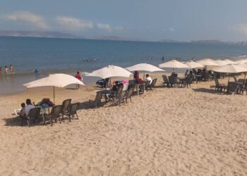 Playas de Lechería estuvieron concurridas de bañistas este lunes (+Fotos)