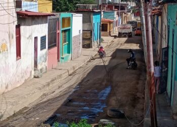 Voz Comunitaria | Vecinos de la calle El Calvario de Carúpano viven recluidos para evitar el polvo de la carretera (+Fotos)