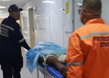 Dos jóvenes en moto murieron al impactar contra un poste frente a la sede de la PNB en Cumanacoa