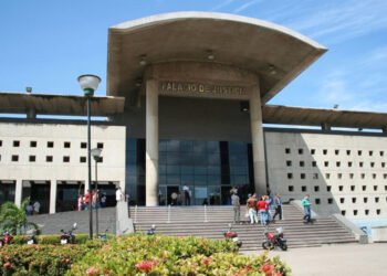 10 jóvenes detenidos en la avenida Fuerzas Armadas de Barcelona siguen tras las rejas 