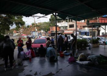 Familias pernoctaron a las afueras del Rodeo I a la espera de excarcelaciones