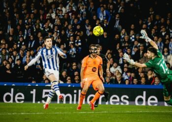 La Real Sociedad vence 2-1 al Barcelona en un partido caótico