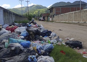 Voz Comunitaria | En Terrazas de la UDO, una montaña de basura recibe a vecinos y a visitantes