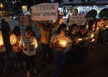 Unas 80 familias duermen afuera de El Rodeo I tras anuncio de excarcelaciones de presos políticos