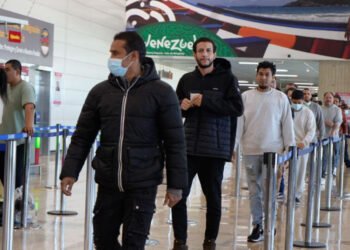 Un avión con 128 venezolanos repatriados llega a Venezuela desde Estados Unidos