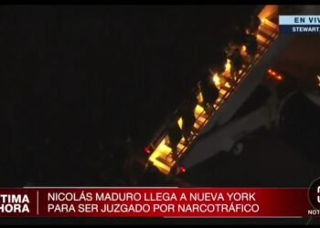 Maduro desciende esposado del avión militar tras aterrizar en Nueva York