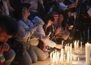 Miles de personas se reúnen en Bogotá para despedir con música y velas a Yeison Jiménez