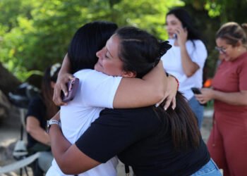 Familiares de presos políticos en Venezuela reciben con "gran alegría" nuevas liberaciones