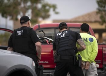 Arresto de latinos sin historial criminal en EEUU se sextuplicó con Trump, dice informe