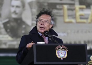 Petro amenaza con volver a tomar las armas para defender la soberanía de amenazas de Trump