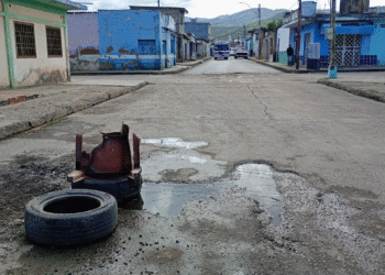 Voz Comunitaria | Vecinos de la calle San Félix de Carúpano piden arreglos de aceras y de tuberías