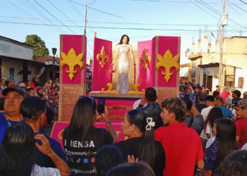 Carupaneros disfrutaron de la primera caravana oficial del Carnaval 2026