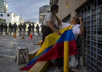 Madres de presos políticos se niegan a dejar campamento frente a una cárcel en Caracas