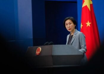 China denuncia incautación de petrolero ruso y defiende cooperación energética con Moscú