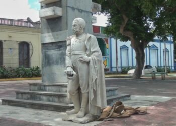 Trasladaron estatua de José Francisco Bermúdez a la plaza céntrica de Carúpano