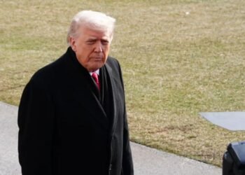 Trump asegura que la flota enviada a Irán está lista para actuar como en Venezuela