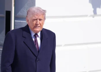 Trump dice que tal vez opte por "una toma de control amistosa de Cuba"